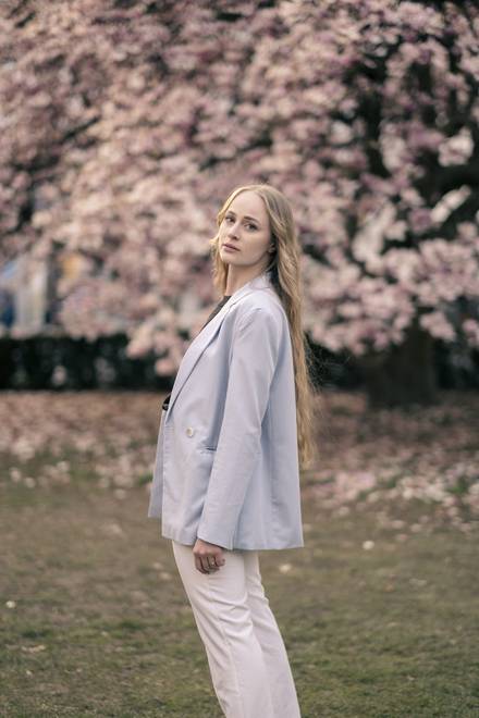 Fashionaufnahme unter rosa Magnolienblüten