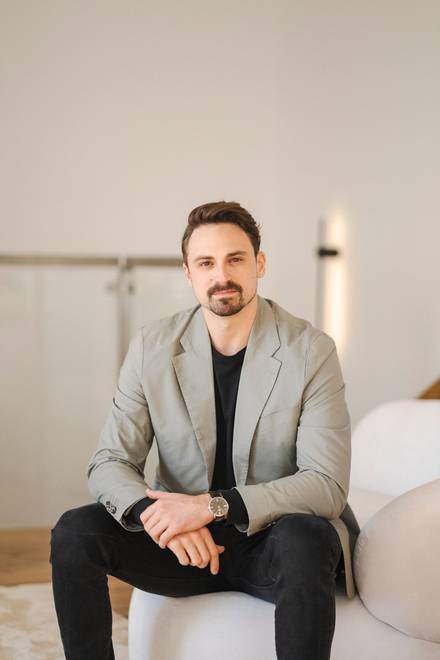Businessportrait eines Mannes im grauen Blazer
