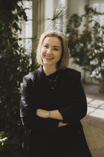 Businessportrait einer Frau im schwarzen Blazer